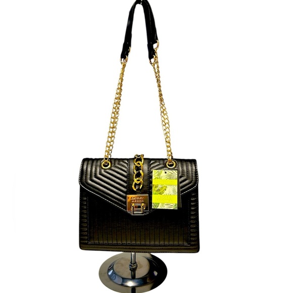 Badgley Mischka Handbags - 🔥 NWT Badgley Mischka Black w/Gold convertible shoulder straps Quitted Purse